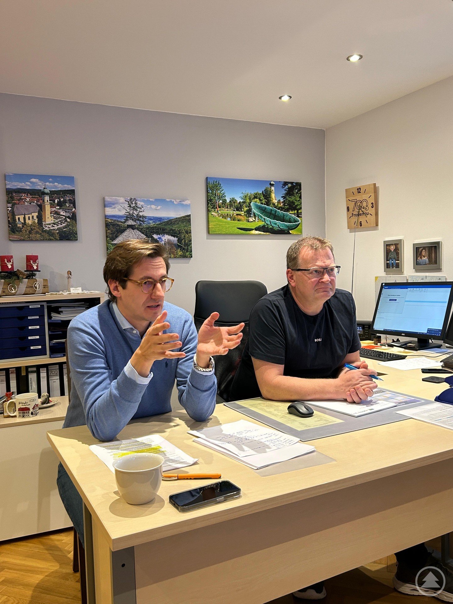 „Ich will gemeinsam mit allen Beteiligten Lösungen für eine gelungene Nahversorgung finden!“ MdL Dr. Stefan Ebner im Austausch mit Frauenaus Bürgermeister Fritz Schreder sowie zwei Vertretern der Enso-Gruppe, die per Videokonferenz zugeschaltet waren.