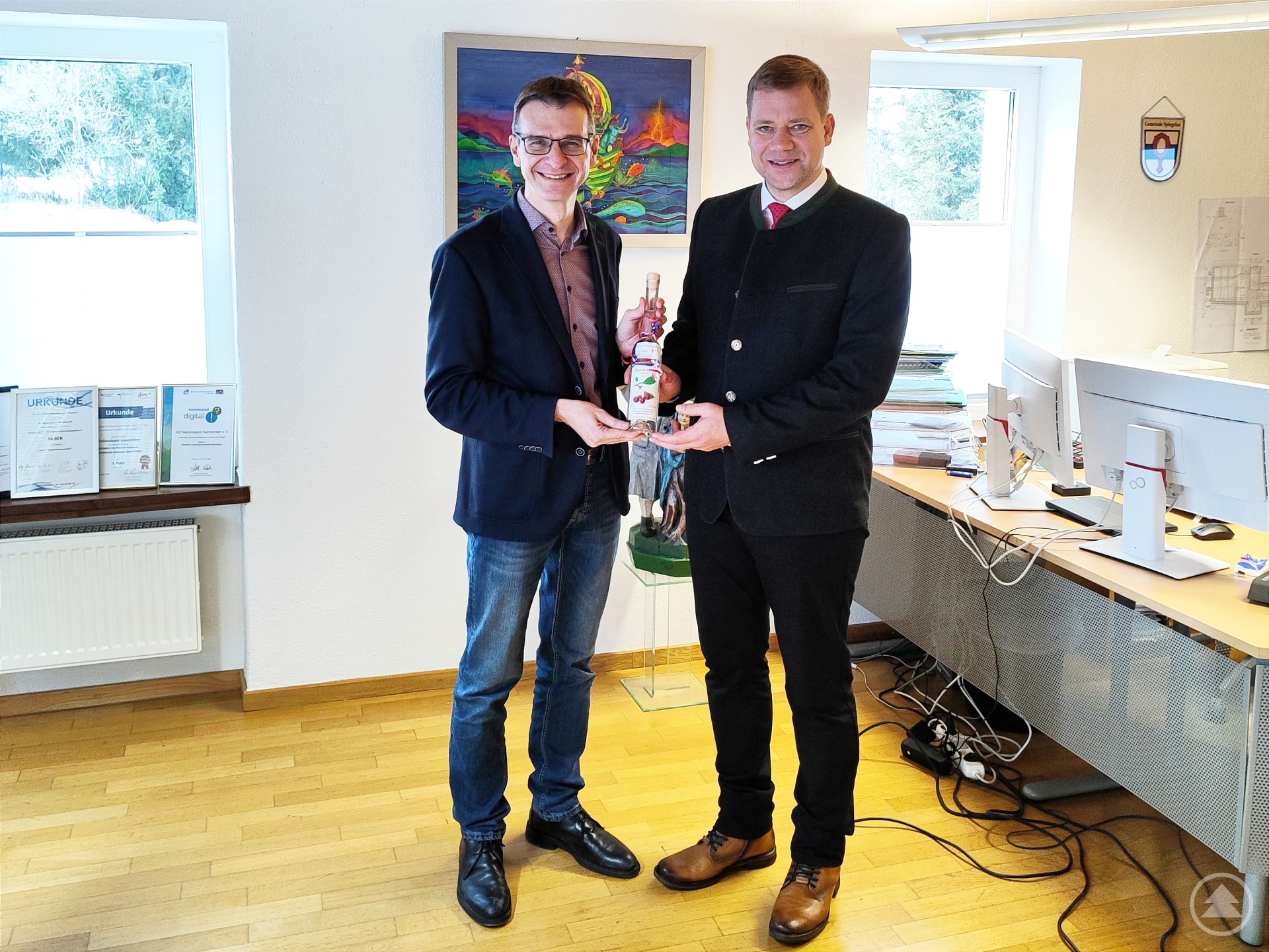 Bezirkstagspräsident Dr. Olaf Heinrich (re.) gratuliert Bürgermeister Karlheinz Roth (li.) zur Benennung als Mitglied des „Ausschusses für Digitalisierung“ des Deutschen Städte- und Gemeindebunds.