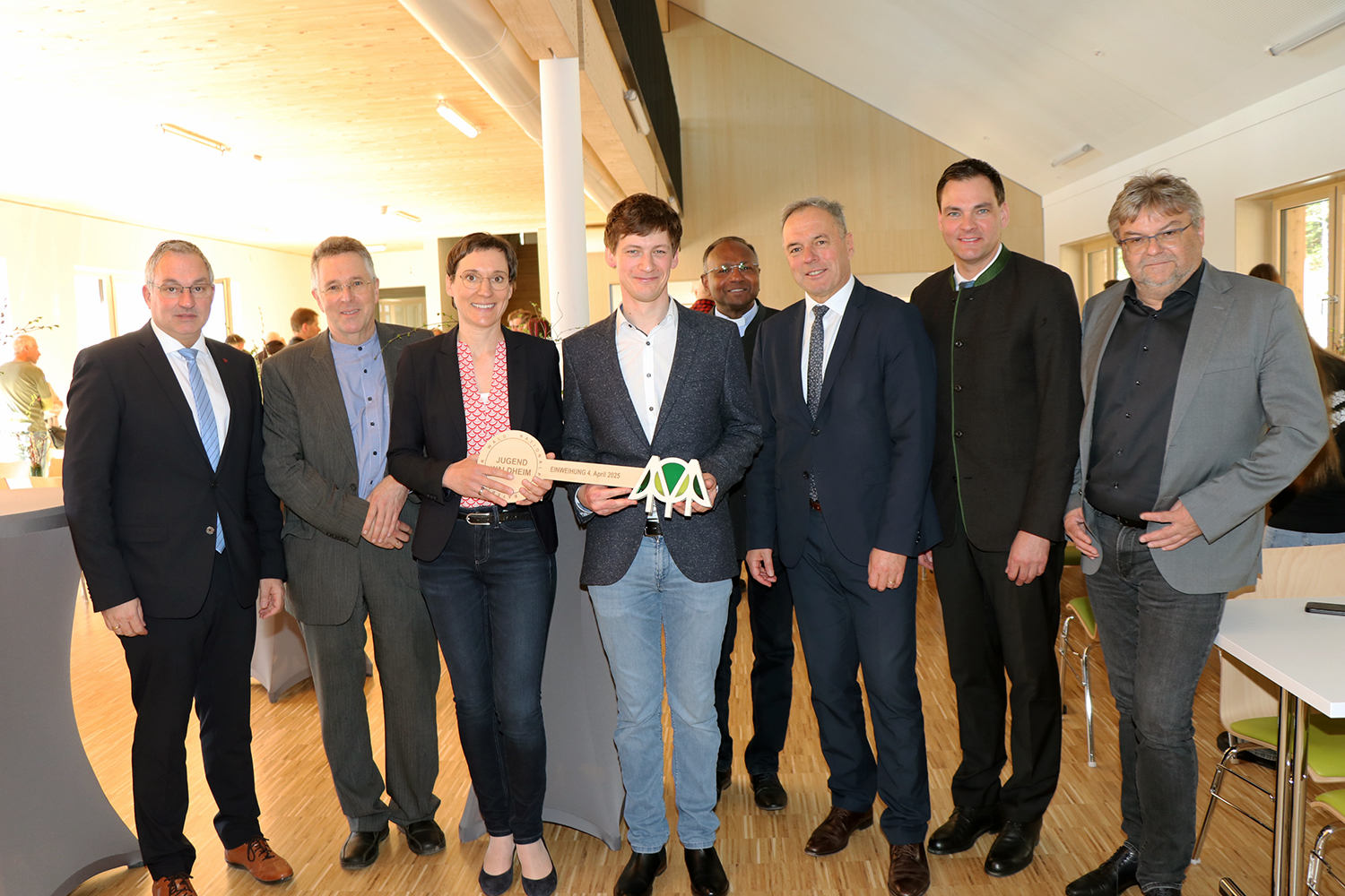 Final überreichte Nationalparkleiterin Ursula Schuster an Jan Kiesling, Leiter des Jugendwaldheims (4.v.l.) den symbolischen Schlüssel. Mit dabei waren Hohenaus Bürgermeister Josef Gais (v.l.), Gerald Escherich vom Staatlichen Bauamt Passau, Pfarrer David Savarimuthu, Ministerialdirektor Dr. Rüdiger Detsch, Landrat Sebastian Gruber und Architekt Werner Pauli. Final überreichte Nationalparkleiterin Ursula Schuster an Jan Kiesling, Leiter des Jugendwaldheims (4.v.l.) den symbolischen Schlüssel. Mit dabei waren Hohenaus Bürgermeister Josef Gais (v.l.), Gerald Escherich vom Staatlichen Bauamt Passau, Pfarrer David Savarimuthu, Ministerialdirektor Dr. Rüdiger Detsch, Landrat Sebastian Gruber und Architekt Werner Pauli.
