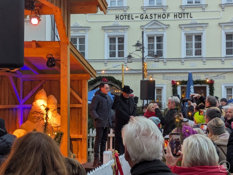 Dr. Christian Moser und Bischof Rudolf Voderholzer eröffnen die Deggendorfer Sandkrippe