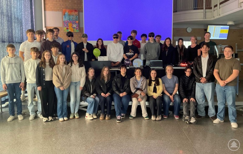 Die Teilnehmer des Lüscher-Seminars am Gymnasium Zwiesel Gruppenfoto der Schülerinnen und Schüler nach dem Seminar