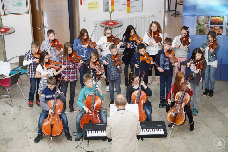 Die Streicherklasse begrüßt die Gäste mit „Old Mac Donald“