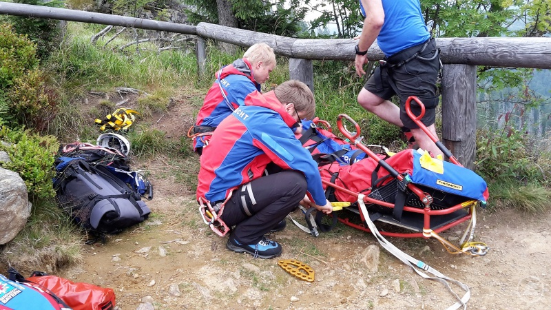 Vorbereitung der Gebirgstrage mit Bergesack und Schaufeltrage