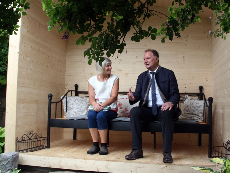 Sabine Wühr und der stellvertretende Landrat Willi Killinger im Gespräch.