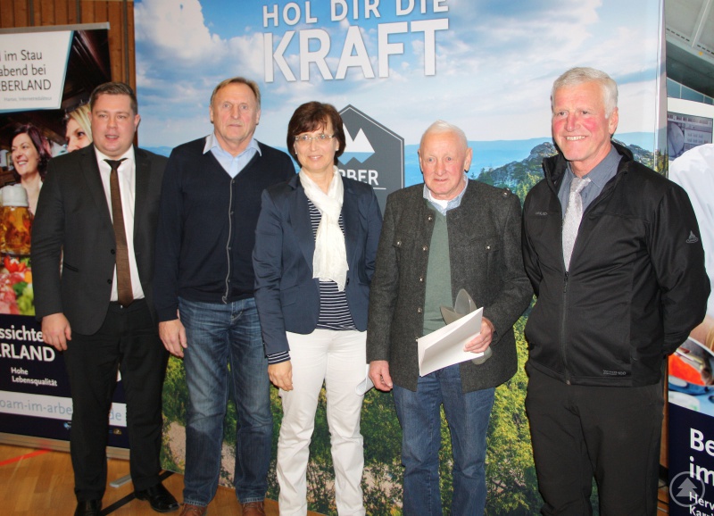 Karl Hagengruber (2.v.re.) wurde auf Vorschlag von Herbert Fuchs (re.) mit dem Umweltpreis ausgezeichnet, es gratulierten (v.li.) Landrat Michael Adam, Bürgermeister Werner Dietl und Lieselotte Bielmeier vom Fachreferat Umwelt. 