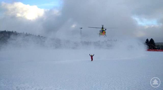 Der Heli landet auf einem Sportplatz.