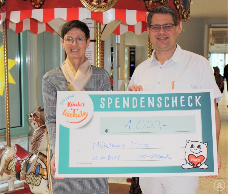 Martina Mauritz von Meier Möbel- und Raumausstattung in Untergriesbach, übergibt einen Spendenscheck in Höhe von 1.000 Euro an die Stiftung Kinderlächeln.