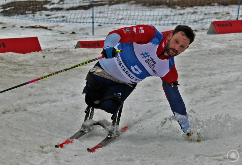 Regen, Nebel und starker Wind stellen Athleten und Organisatoren vor große Herausforderungen.