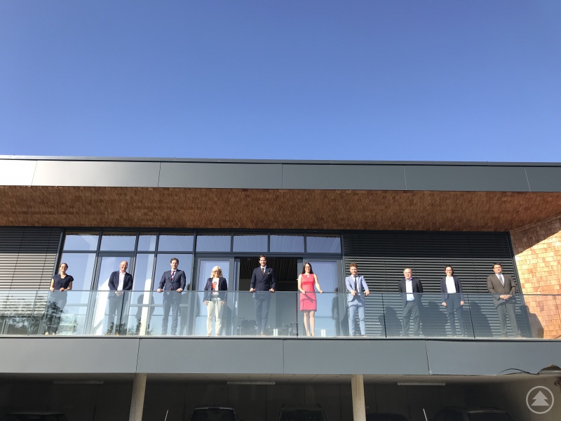 Hohen diplomatischen Besuch konnte stellvertretende Landrätin Helga Weinberger (Vierte v. links) im Europahaus in Freyung begrüßen, Dr. jur. Gergely Janzsó (Dritter v. links) und Roland Péli (Fünfter von links), die sich dort mit den regionalen Vertretern der Wirtschaft und der Wirtschaftsförderung unterhielten.