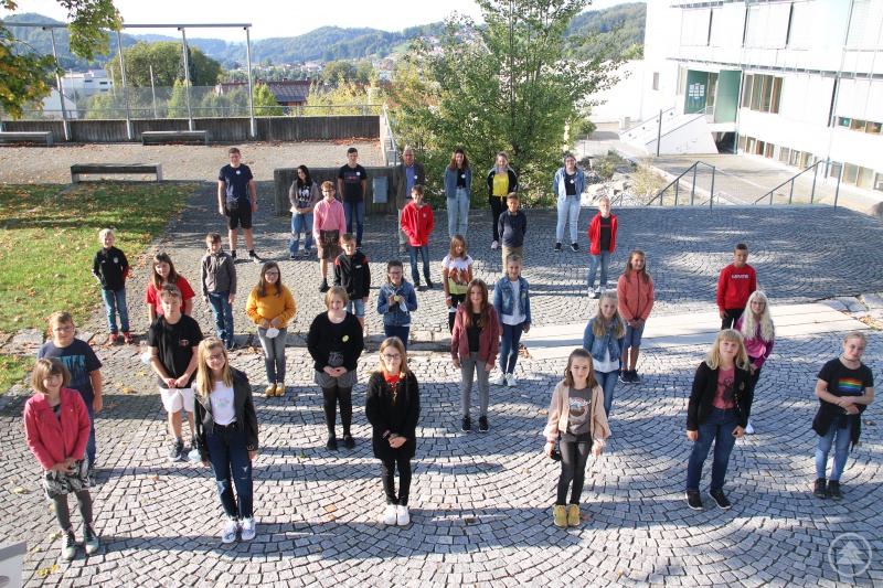 Die Klasse 5a mit Klassenleiter Gerhard Rainer sowie den Tutoren.