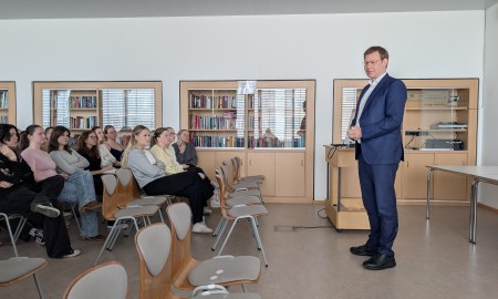 Thomas Erndl diskutiert mit Grafenauer Realsch&uuml;lern &uuml;ber Politik und Weltgeschehen