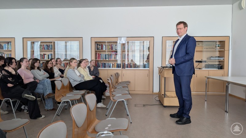 MdB Thomas Erndl stellte sich den vielfältigen Fragen der Grafenauer Realschülerinnen und –schüler: Wie geht es mit den Benzinpreisen weiter? Muss ich Wehrdienst leisten? Was passiert mit meinen Steuern? Bundestagsabgeordneter Thomas Erndl spricht vor Schülerinnen und Schülern der Realschule Grafenau über politische Themen und beantwortet Fragen im Unterricht.