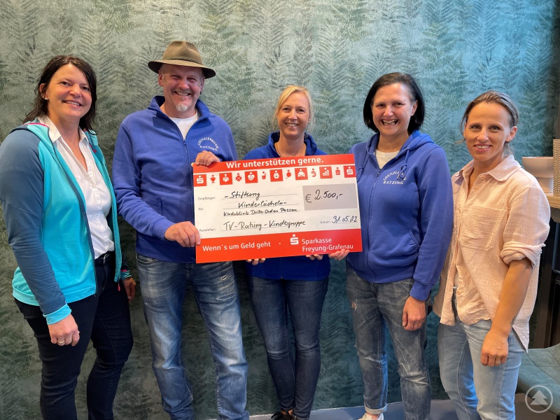 (v.l.) Sandra Eder von der Kinderklinik Dritter Orden Passau, 1. Vorstand Manfred Bichlmeier, Tanja Spannbauer, 1. Jugendleiterin Astrid Bichlmeier und Simone Huber von der Stiftung Kinderlächeln.