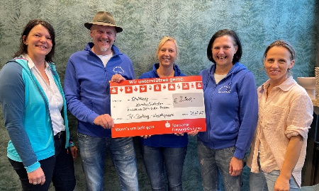 Grenzlerbuam überreichen 2500 Euro an Stiftung Kinderlächeln