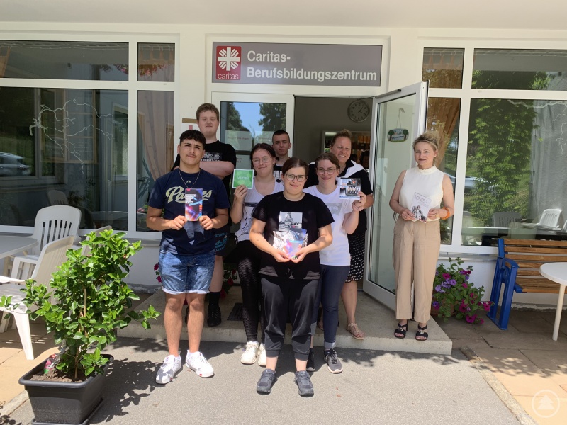 Die Jugendlichen im Caritas Berufsbildungszentrum Freyung haben sich mit Sucht in verschiedenen Formen beschäftigt. Die BBZ-Leiterin Monika Schuster (2.v.r). und die Caritas-Suchtexpertin Alexandra Fuchs-Lüftl (r.).