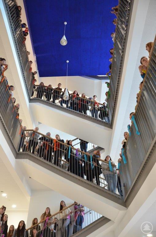 Die Schüler*innen mit Freude im neuen Caritas Berufsbildungszentrum für soziale Berufe.