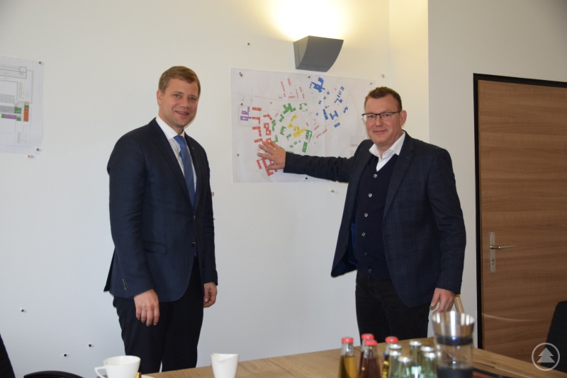 Bezirkstagspräsident Dr. Olaf Heinrich und Krankenhausdirektor Uwe Böttcher vor den Plänen zum dritten Bauabschnitt am Bezirksklinikum Mainkofen.