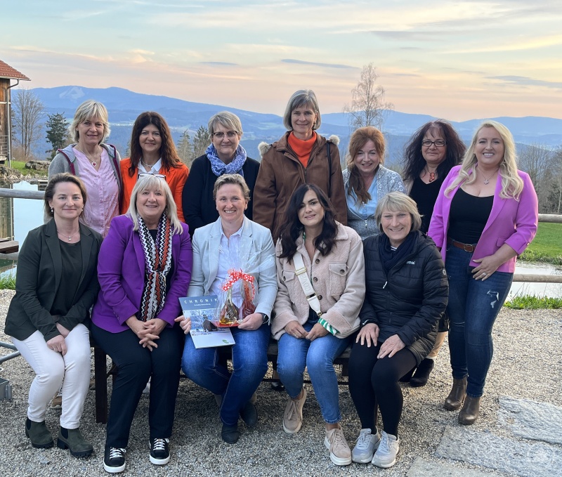 Pro anstatt Anti Aging: Die wild&weiblich-Mitglieder bedankten sich mit ihrer Vorsitzenden Roswitha Prasser (sitzend, 2.v.l.) mit einem Feinkost-Öl und -Essig bei der Ernährungsberaterin Anja Schneider (sitzend Mitte) für den interessanten Vortrag.