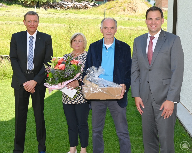 Landrat und Aufsichtsratsvorsitzender Sebastian Gruber (re.) und Geschäftsführer Marcus Plaschke (li.) verabschieden die langjährigen Mitarbeiter Cornelia Bauer und Ulrich Sterr. Landrat und Aufsichtsratsvorsitzender Sebastian Gruber (re.) und Geschäftsführer Marcus Plaschke (li.) verabschieden die langjährigen Mitarbeiter Cornelia Bauer und Ulrich Sterr.
