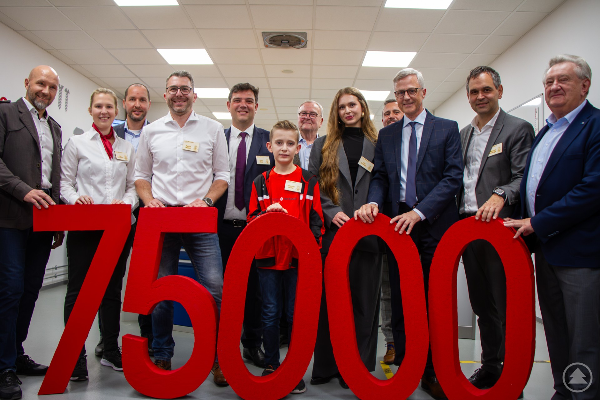 Grund zum Feiern in der wiwe: Johannes Sterkel wurde als 75.000ter Kursteilnehmer begrüßt. Mit ihm freuten sich (von rechts) Altlandrat Franz Meyer, Landrat Raimund Kneidinger, wiwe Vorstandsvorsitzender Gernot Hein, wiwe-Vorstand Michael Meltzer, die 500. Teilnehmerin von 2013 Lilly Neumeier, der ehemaligen Vorsitzender der ZF AG, Hans-Georg Härter, Johannes Sterkel, der 75.000 Teilnehmer, Bürgermeister Armin Dickl, der stellv. Leiter der wiwe, Patrick Wagner, wiwe Schatzmeister Christian Süss, wiwe Mitarbeiterin Lisa Schneider und wiwe Leiter Ralf Grützner.