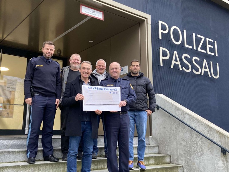 Übergabe des Spendenbetrags. Von links: POR Feucht, Klaus Rother, Oliver Robl, Otto Neiß, PD Schillinger, Johannes Just.