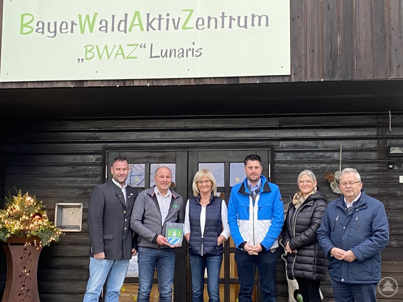Wirtschaftsreferent Martin Köck, Bernhard Bielmeier mit Partnerin Josefa, Andreas Aichinger (2. Bürgermeister Sankt Englmar), Astrid Piermeier (Leiterin Touristinfo Sankt Englmar), Landrat Josef Laumer (von links).