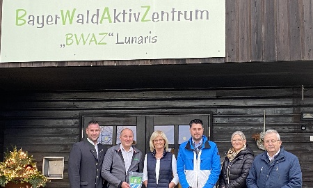 Aus der Unsicherheit wurde ein Glücksfall –  Landrat Josef Laumer besucht das BayerWaldAktivZentrum