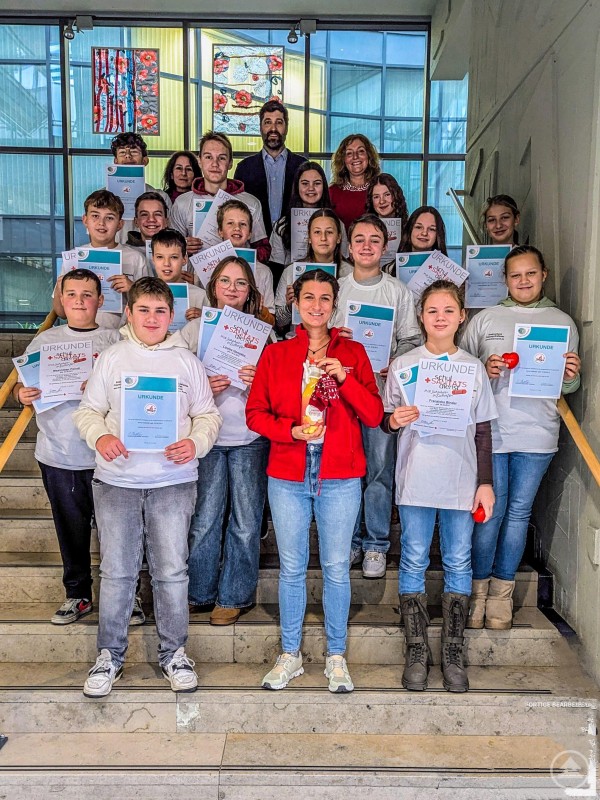 Schulleiter Ferdinand Klingelhöfer, die verantwortlichen Lehrkräfte Birgit Gsödl und Angela Fruth-Würzinger (hi.) und BRK-Ausbilderin Eva Feicht (vorne Mitte) überreichten den neuen Schulsanitätern der Realschule Grafenau ihre Urkunden. (Luise Aulinger, Franziska Binder, Markus Drasch, Emmeram Galster, Louisa Genosko, Felix Greiner, Luisa Kirchmeier, Lena Kreilinger, Marlon Krompaß, Maximilian Peindl, Simon Schmidl, Anna Sterr, Leonhard Tanzer, Amelie Töpfl, Elias Uhelszki, Melina Wegner, Jonas Zelzer)