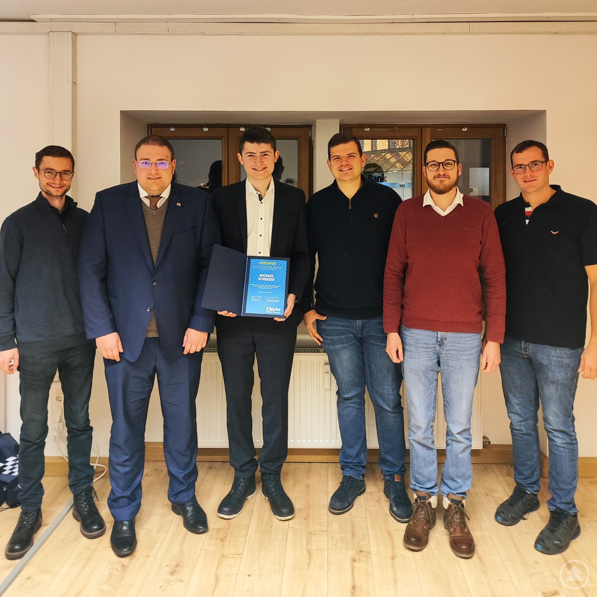 Gratulierten Nachwuchspolitiker Michael Scherzer (3. v. li.) zum erfolgreichen Absolvieren der Politischen Akademie der CSU: Bezirksvorstandsmitglied Sebastian Graup (1. v. li.), Kreisvorsitzender Christoph Weishäupl (2. v. li.), Kreisgeschäftsführer Martin Höppler (3. v. re.), stellv. Kreisvorsitzender Fabian Clasen (2. v. re.) und Kreisausschussmitglied Daniel Wagner (1. v. re.).