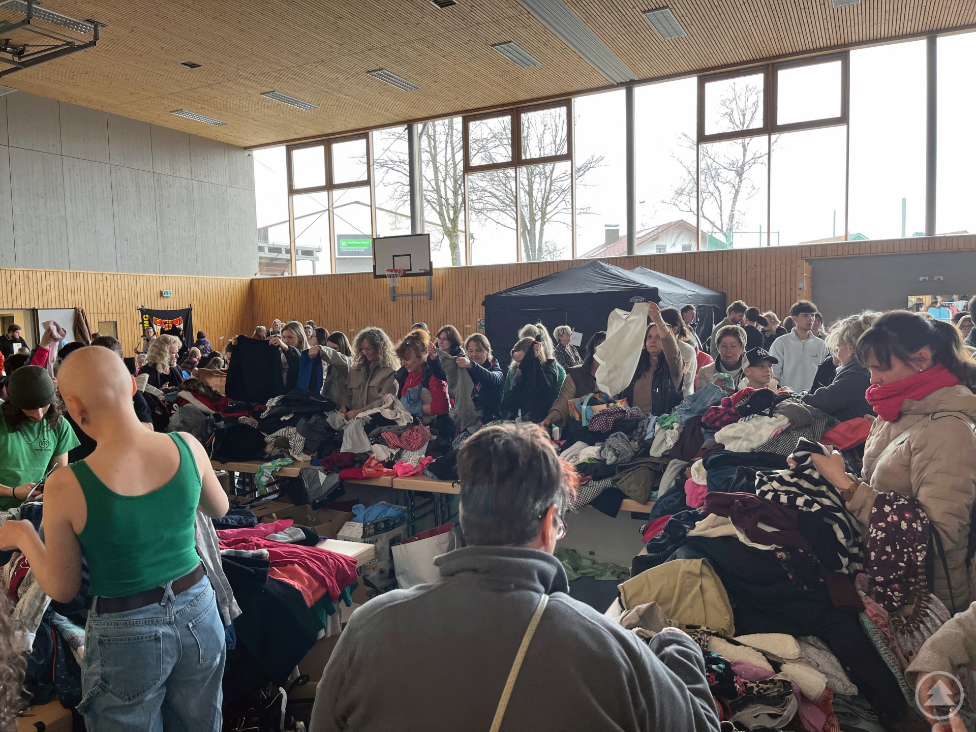 Viel Kleidung, viele Besucher bei der Kleidertauschparty des KJR