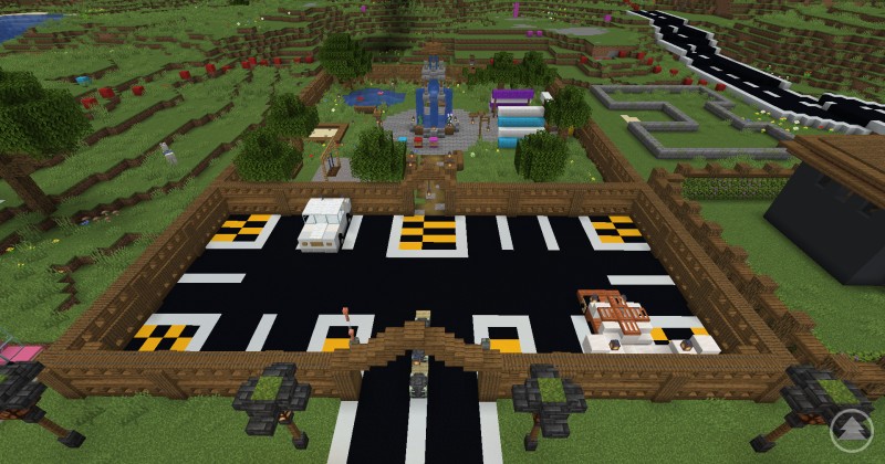 Naherholungspark mit Spielplatz, Brunnen, Sitzgelegenheiten und großem Parkplatz – gebaut von jungen Minecraft-Architekten. Luftaufnahme einer umzäunten Parkanlage in Minecraft mit Brunnen, Bäumen, Spielbereichen und einem großen Parkplatz davor.