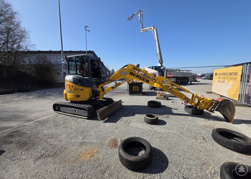 Selbst Baggerfahrten waren auf der 16. Passauer Ausbildungsmesse möglich Auf Schotterparkplatz wird eine Frau im gelben Bagger angelernt.
