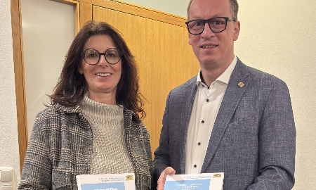 Barrierefreie Hilfe schwarz auf wei&szlig;: Ratgeber f&uuml;r Patienten und Pflege im Landkreis Deggendorf