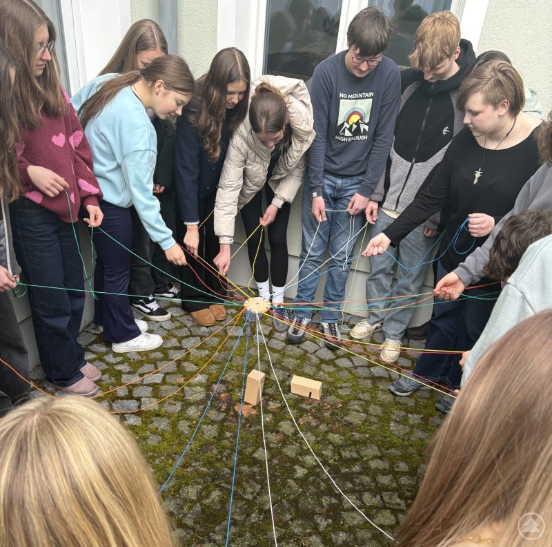 Mit Geschick und gegenseitiger Unterst&uuml;tzung meisterten die Sch&uuml;lerinnen und Sch&uuml;ler verschiedene Teamaufgaben.