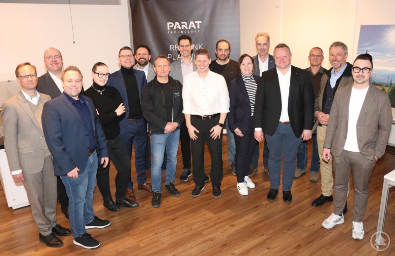 Das IHK-Gremium Freyung-Grafenau um Vorsitzenden Jürgen Greipl (5.v.l.) beschäftigte sich mit zentralen Fragen der Energieversorgung und bekam hierzu Input von Markus Leczycki (8.v.l.), Leiter Kommunalmanagement bei der Bayernwerk Netz GmbH. Gruppenfoto mit mehreren Männern und Frauen bei einer IHK-Sitzung in einem modernen Raum, die Teilnehmer stehen nebeneinander und schauen in die Kamera.