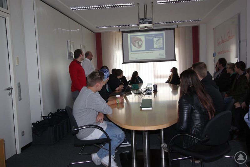 Technisches Wissen ist in den Glasberufen ebenfalls gefragt, beispielsweise bei einer Ausbildung bei der UAS Messtechnik GmbH. Foto: Ebner