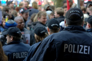 Haftbefehl vollstreckt und Waffen sichergestellt – Einsatz der Kripo Passau