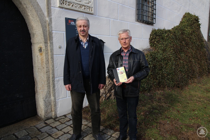 Der Behindertenbeauftragte des Landkreises Freyung-Grafenau, Hans Süß (re.) und Albrecht Bayer (li.) vom Seniorenbüro nutzen bereits den Flyer der Senioren- und Behindertenarbeit. Nicht auf dem Bild: Anna Mitterdorfer, Seniorenbeauftragte des Landkreises Freyung-Grafenau.