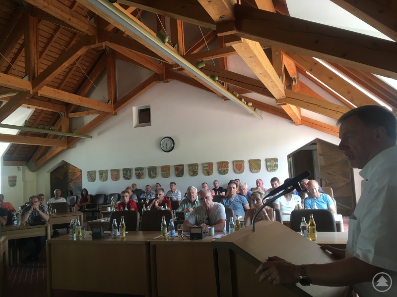 Vortrag von Dipl.-Ing. (FH) Peter Obermeier, stellvertretender Vorsitzender der DVGW-Bezirksgruppe Niederbayern-Oberpfalz und technischer Leiter des Zweckverbandes zur Wasserversorgung des Landkreises Regensburg-Süd vor den geladenen Vertretern der Landkreisgemeinden.