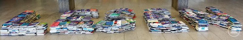 Diese Installation von Kunstlehrer Franz Häuslmeier im Eingangsbereich des Gymnasiums Freyung führte das Motto des Weltvorlesetags bildlich vor Augen: Lesen!