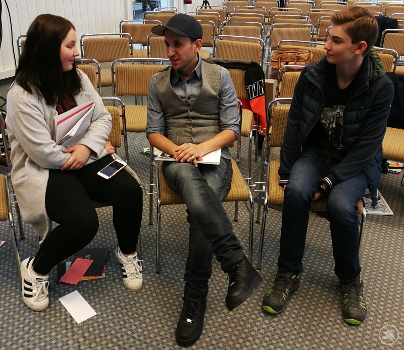 Moderator Chris Guse durfte beim Interview durch die Redakteure vom Freinger Zwitscher-Blatt u. a. seine Bairisch-Kenntnisse unter Beweis stellen.