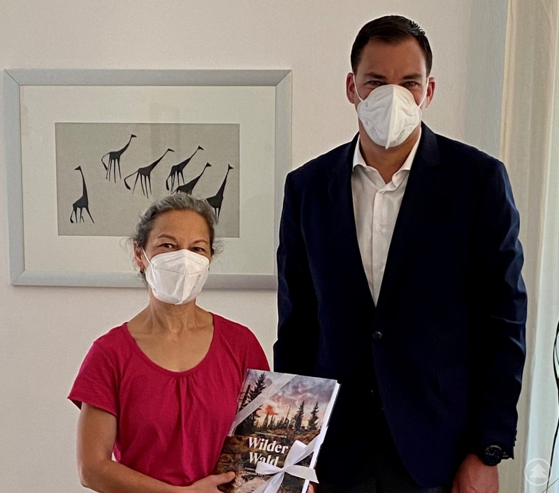 Landrat Sebastian Gruber wünschte Kreisjugendpflegerin Martina Kirchpfening im Rahmen eines Abschiedsgesprächs für die Zukunft alles Gute und viel Erfolg. Gruber erklärte, er hoffe darauf, dass sich auch in Zukunft an der ein oder anderen Stelle eine Möglichkeit zur Zusammenarbeit ergibt.