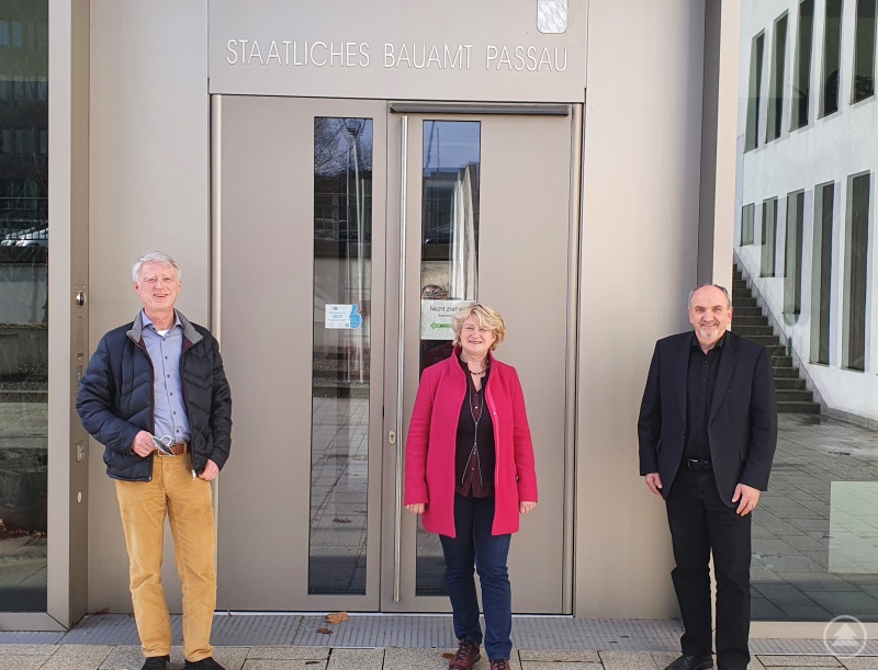 v.l.n.r.: Kurt Stümpfl (Bereichsleiter Straßenbau Staatliches Bauamt Passau), Rita Hagl-Kehl (SPD-Bundestagsabgeordnete), Norbert Sterl (Amtsleiter Staatliches Bauamt Passau).