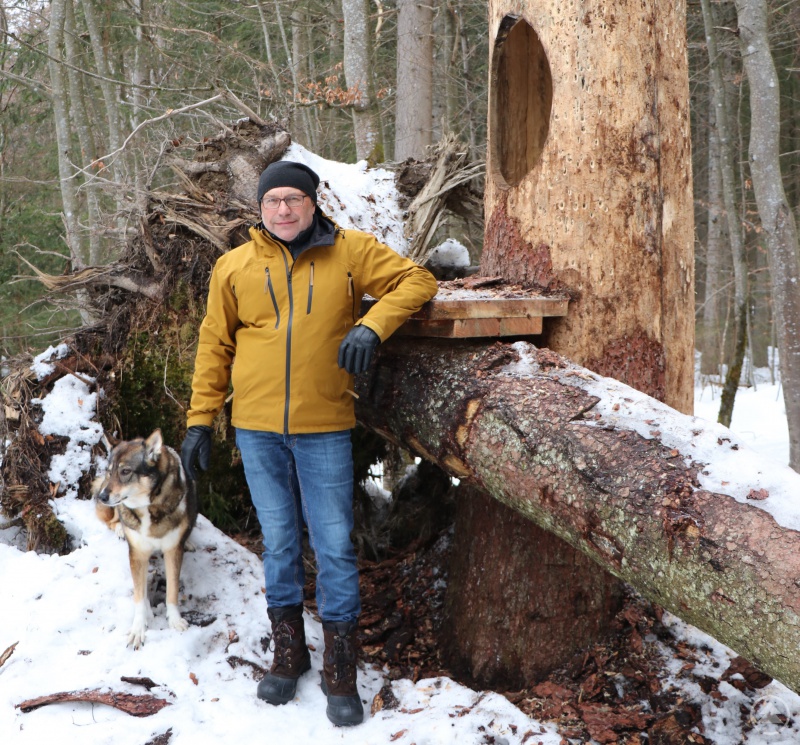 Werner Kaatz mit seiner Hündin Caja an einem seiner Lieblingsplätze im Waldspielgelände in Spiegelau, der Spechthöhle.