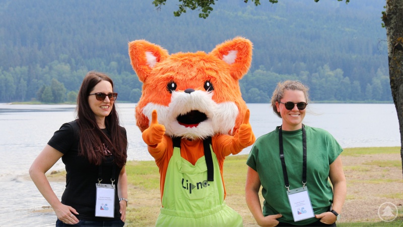 Ziel war das Gründer-Potential in der Grenzregion auszuloten: Zusammen mit Fox, dem Maskottchen des Moldaustausees begrüßten Jaroslava Pongratz (links, Netzwerkmanagerin Bayern – Böhmen der Europaregion Donau-Moldau) und Stephanie Fichtl (Geschäftsführerin GreG FRG) die Teilnehmenden aus Bayern und Tschechien.