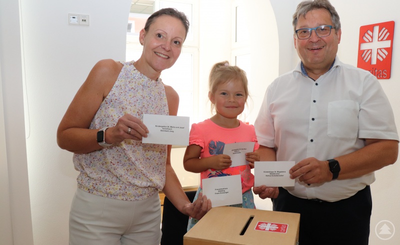 Die „Losfee“ Lea hat die vier Gewinner der „Restcent-Aktion“ ermittelt. Die Caritas-Vorstände Diözesan-Caritasdirektorin Mag.a (FH) Andrea Anderlik, MSc und Bischöflich Beauftragter Diakon Konrad Niederländer freuen sich über die Solidarität der Mitarbeiter*innen.