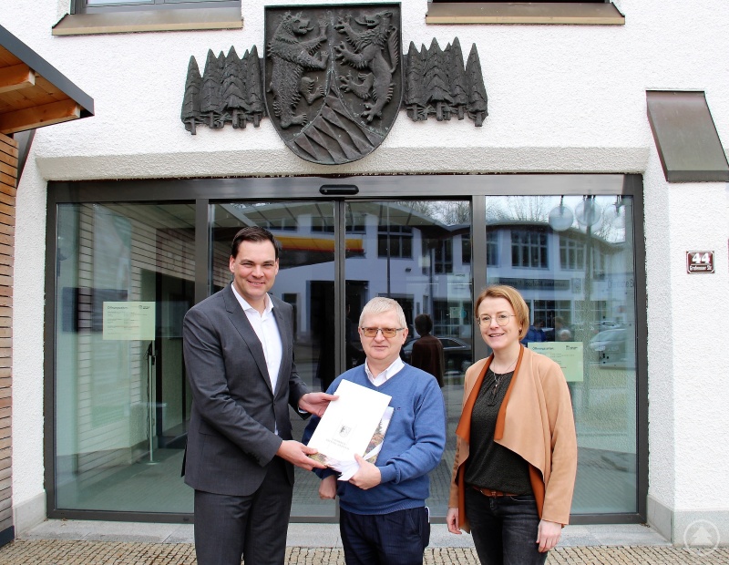 Gratulieren Klaus Schreiner (m.) zu seiner neuen Tätigkeit als Bezirksschwerbehindertenvertretung Niederbayern: Landrat Sebastian Gruber und Sabrina Schott, Sachgebietsleitung Haupt- und Personalverwaltung am Landratsamt Freyung-Grafenau.