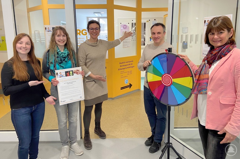 Das Team des Gesundheitszentrums freut sich auf zahlreiche Besucherinnen und Besucher beim Tag der offenen Tür (von links) Fachbereichsleiterin Dr. Lena Mautner, Fachbereichsleiterin Dr. Karin Drachsler, Sachgebietsleiterin Dr. Sonja Kandlbinder, Digitalisierungsverantwortlicher Christian Gerlesberger und Abteilungsleiterin Karen Schier.