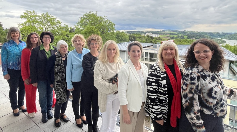Mit einem traumhaften Ausblick auf den Inn freuten sich wild&weiblich-Vorsitzende Roswitha Prasser (2.v.r.) und ihre Vereinskolleginnen auf die Informationen rund um Immobilienkauf und -verkauf von Katrin Radlsbeck (re.)