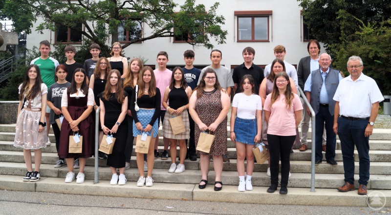 Die geehrten Schülerinnen und Schüler gemeinsam mit Landrat Josef Laumer, 3. Bürgermeister Werner Schäfer und Schulamtsdirektor Heribert Ketterl.